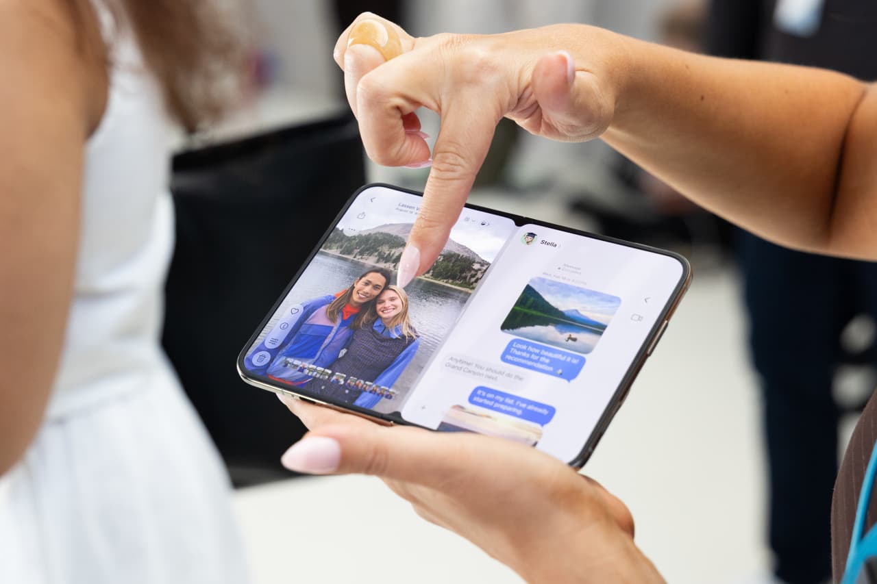 Is Apple’s foldable iPhone Duo worth $2,000? See how it stacks up against other foldable phones. — MarketWatch, Beijing Business news